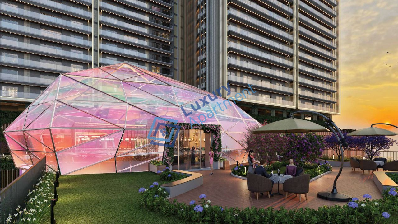 Signature Twin Tower DXP Glass Dome Lounge / Café